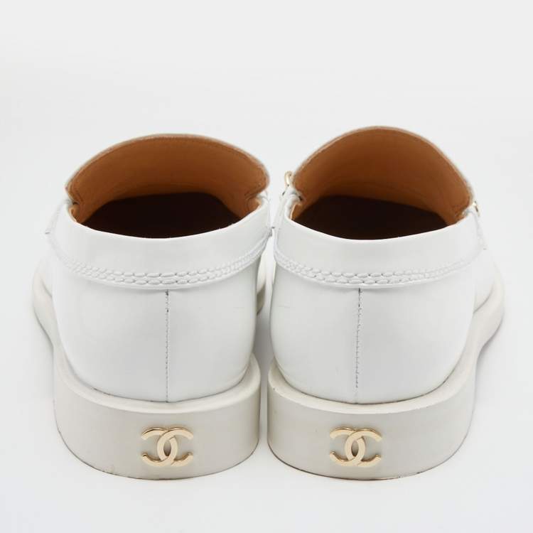 Pre Owned Chanel White Leather Logo Chain Link Slip On Loafers Size 38.5