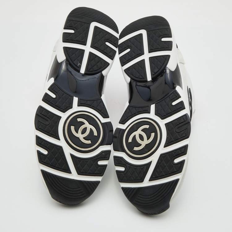 Pre Owned Chanel White/Grey Leather and Suede Interlocking CC Logo Low Top Sneakers Size 39.5