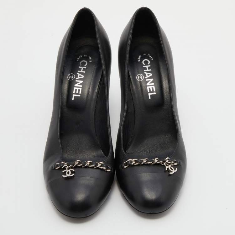 مملوكة مسبقًا Chanel Black Leather CC Chain Link Cap Toe Pumps Size 41
