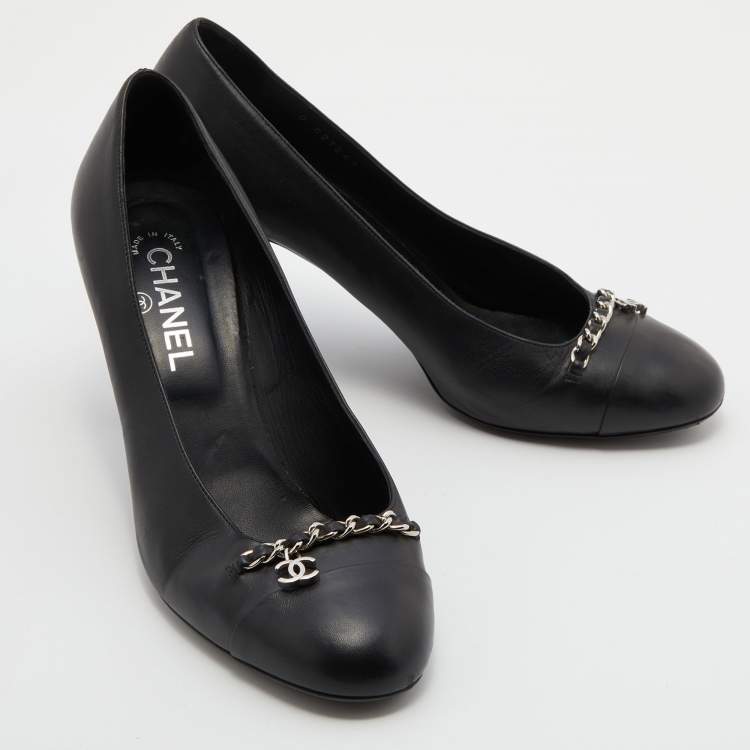 مملوكة مسبقًا Chanel Black Leather CC Chain Link Cap Toe Pumps Size 41