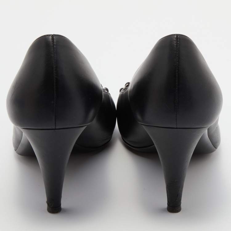 مملوكة مسبقًا Chanel Black Leather CC Chain Link Cap Toe Pumps Size 41