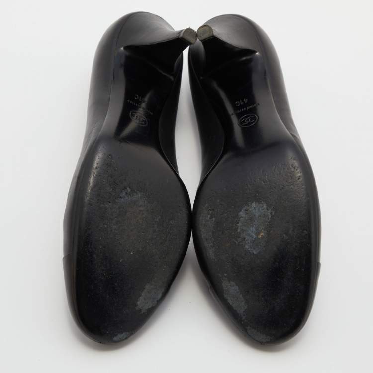 مملوكة مسبقًا Chanel Black Leather CC Chain Link Cap Toe Pumps Size 41