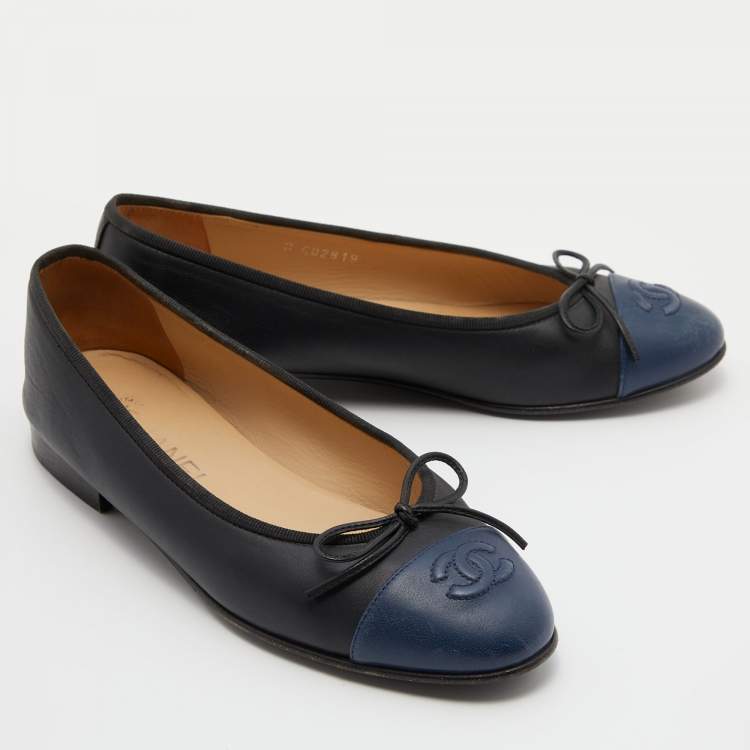 Pre Owned Chanel Black/Blue Leather CC Bow Ballet Flats Size 37