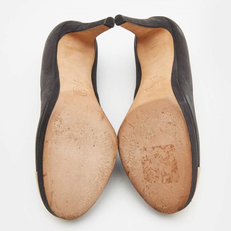 Pre Owned Chanel Black/Cream Leather Cap Toe Pumps Size 39.5