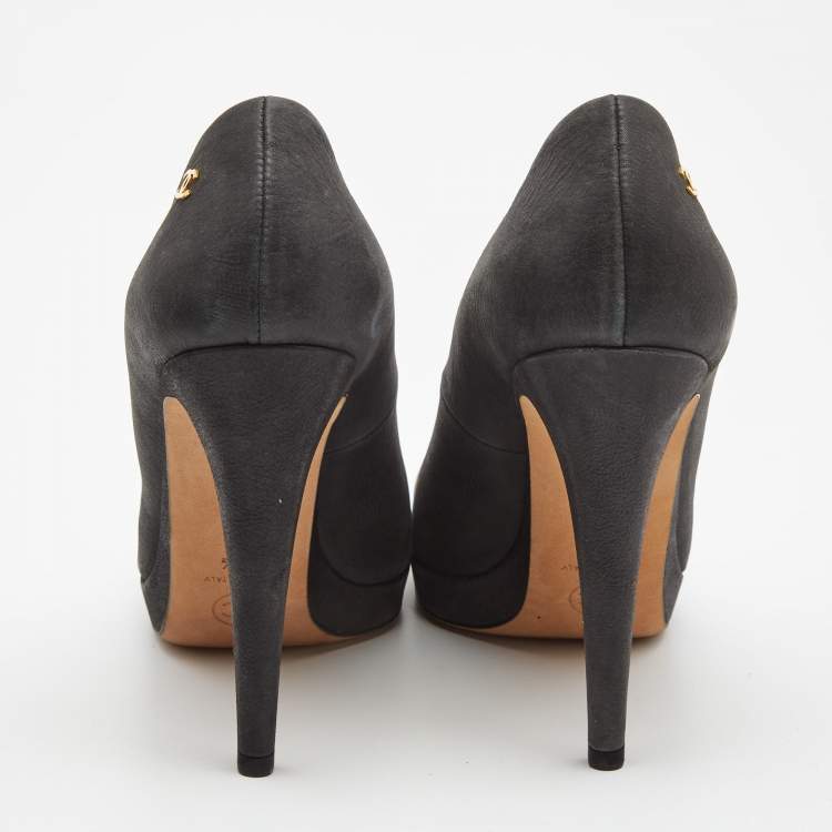 Pre Owned Chanel Black/Cream Leather Cap Toe Pumps Size 39.5