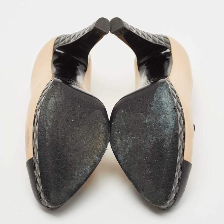 Pre Owned Chanel Beige/Black Leather CC Quilted Platform Pumps Size 36.5