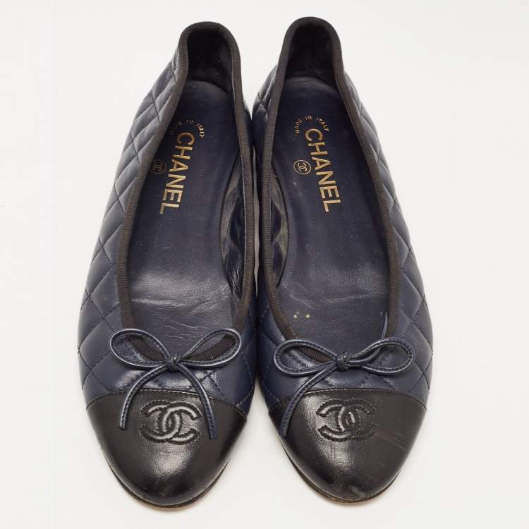 Pre Owned Chanel Navy Blue/Black Leather CC Cap Toe Ballet Flats Size 39.5