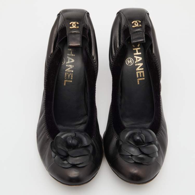 Pre Owned Chanel Black Leather Camelia Embellished Scrunch Pumps Size 38.5