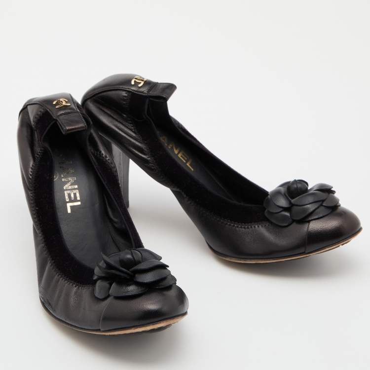 Pre Owned Chanel Black Leather Camelia Embellished Scrunch Pumps Size 38.5