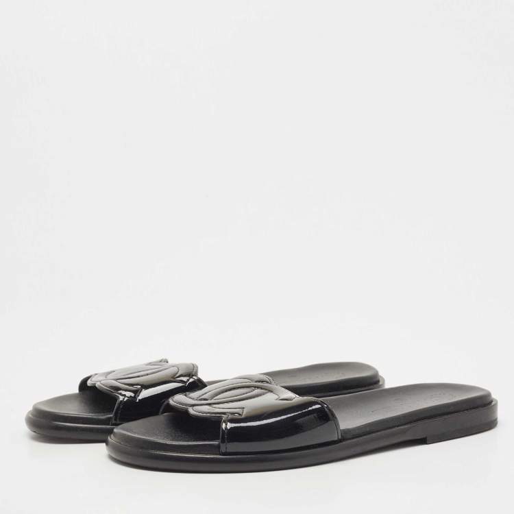 Pre Owned Chanel Black Patent Leather CC Flat Slides Size 39.5