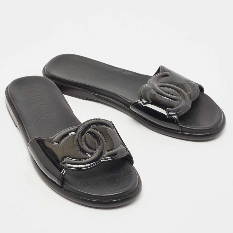 Pre Owned Chanel Black Patent Leather CC Flat Slides Size 39.5