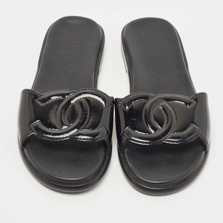 Pre Owned Chanel Black Patent Leather CC Flat Slides Size 39.5