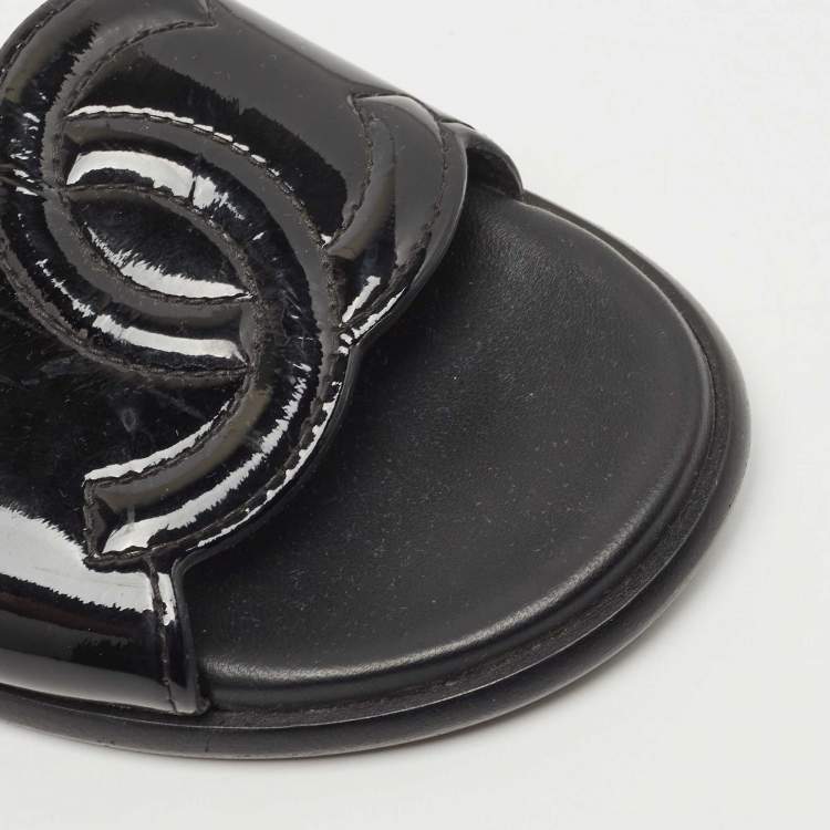Pre Owned Chanel Black Patent Leather CC Flat Slides Size 39.5