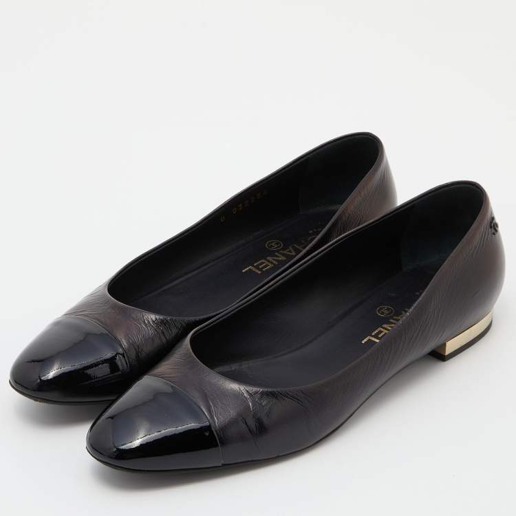 Pre Owned Chanel Black Leather and Patent Cap Toe CC Ballet Flats Size 39