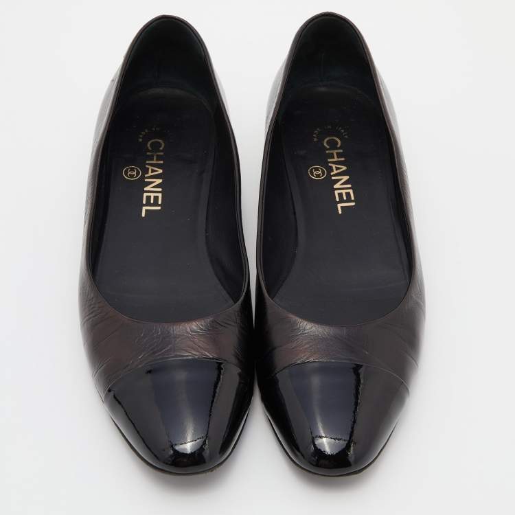 Pre Owned Chanel Black Leather and Patent Cap Toe CC Ballet Flats Size 39