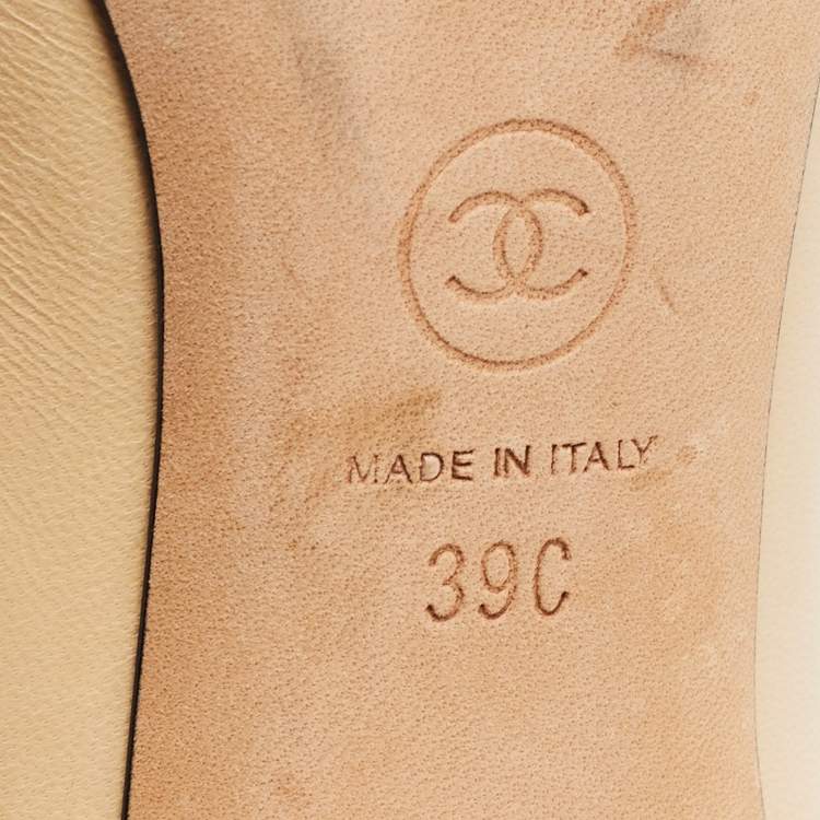 Pre Owned Chanel Beige/Black Leather and Fabric Cap Toe CC Pointed Toe Pumps Size 39