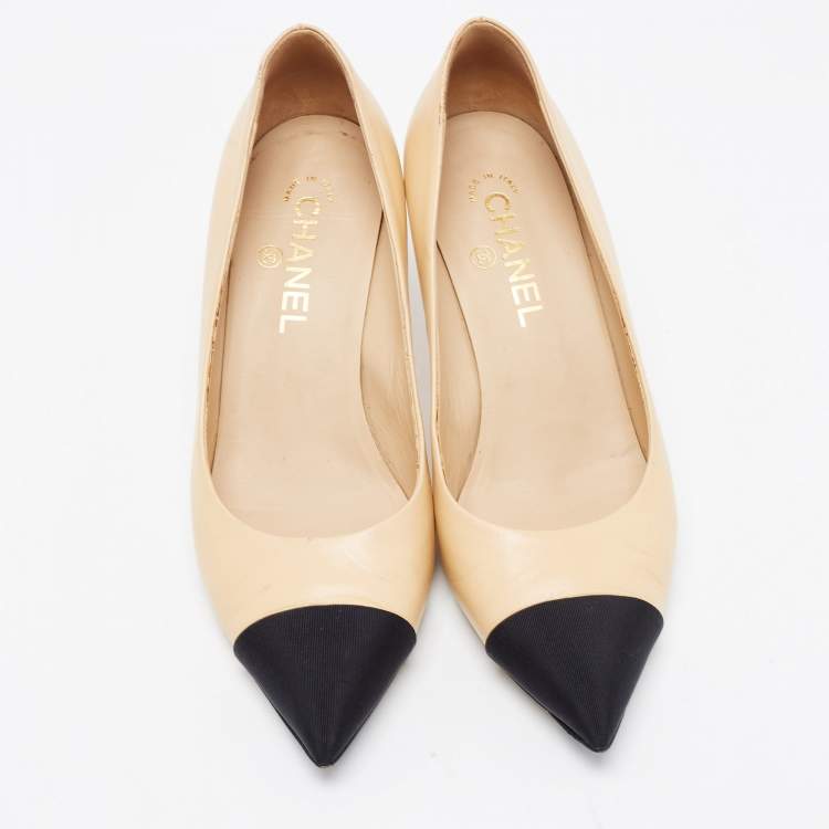 Pre Owned Chanel Beige/Black Leather and Fabric Cap Toe CC Pointed Toe Pumps Size 39