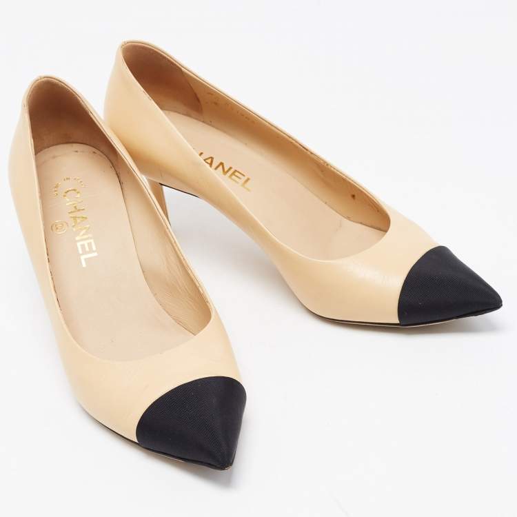Pre Owned Chanel Beige/Black Leather and Fabric Cap Toe CC Pointed Toe Pumps Size 39