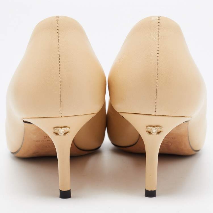 Pre Owned Chanel Beige/Black Leather and Fabric Cap Toe CC Pointed Toe Pumps Size 39