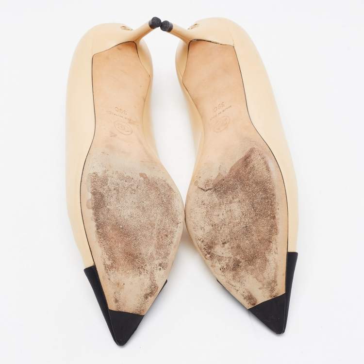 Pre Owned Chanel Beige/Black Leather and Fabric Cap Toe CC Pointed Toe Pumps Size 39