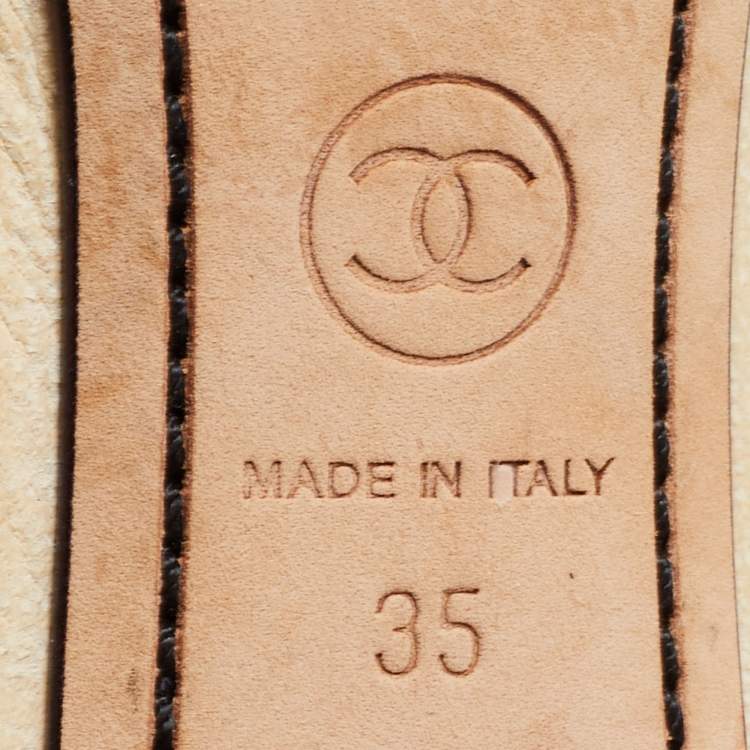 Pre Owned Chanel Beige/Black Textured Leather Camelia Embellished Scrunch Pumps Size 35