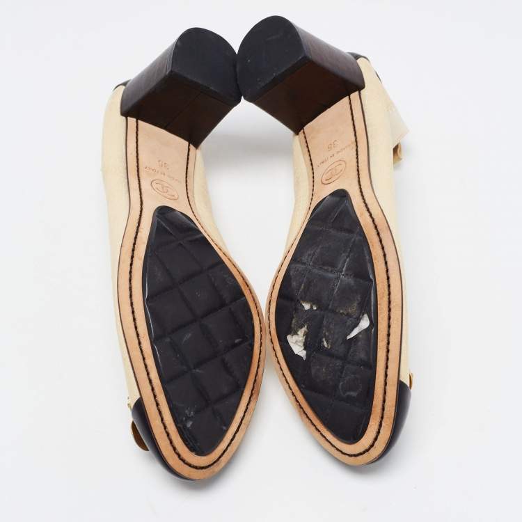 Pre Owned Chanel Beige/Black Textured Leather Camelia Embellished Scrunch Pumps Size 35