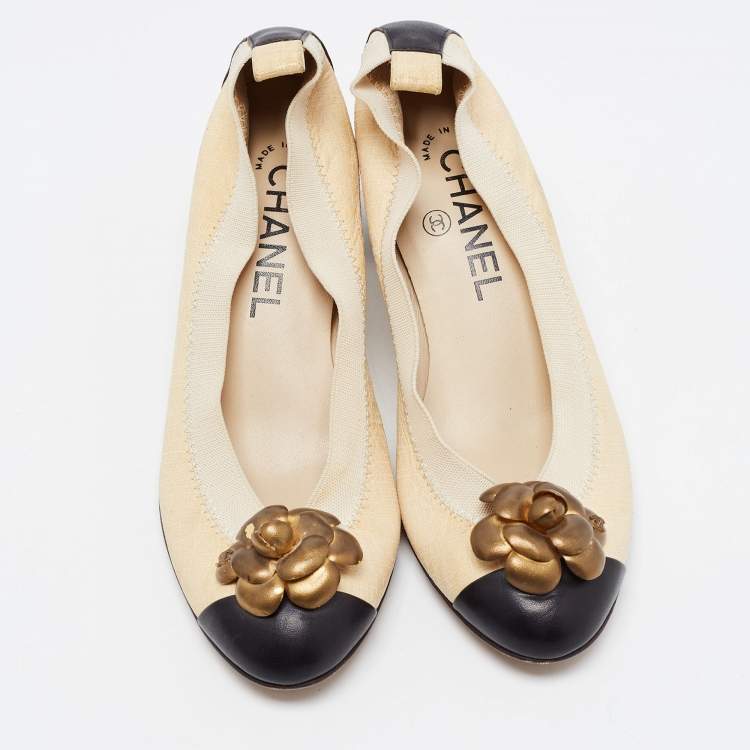 Pre Owned Chanel Beige/Black Textured Leather Camelia Embellished Scrunch Pumps Size 35