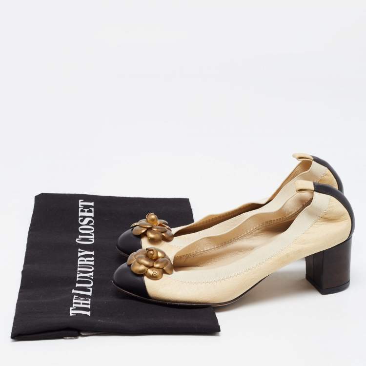 Pre Owned Chanel Beige/Black Textured Leather Camelia Embellished Scrunch Pumps Size 35