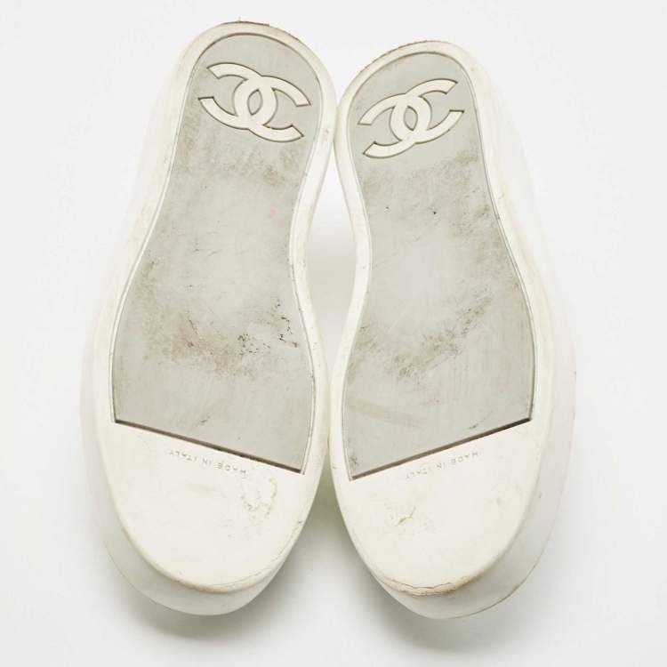 Pre Owned Chanel Silver/White Leather and Rubber CC Low Top Sneakers Size 39