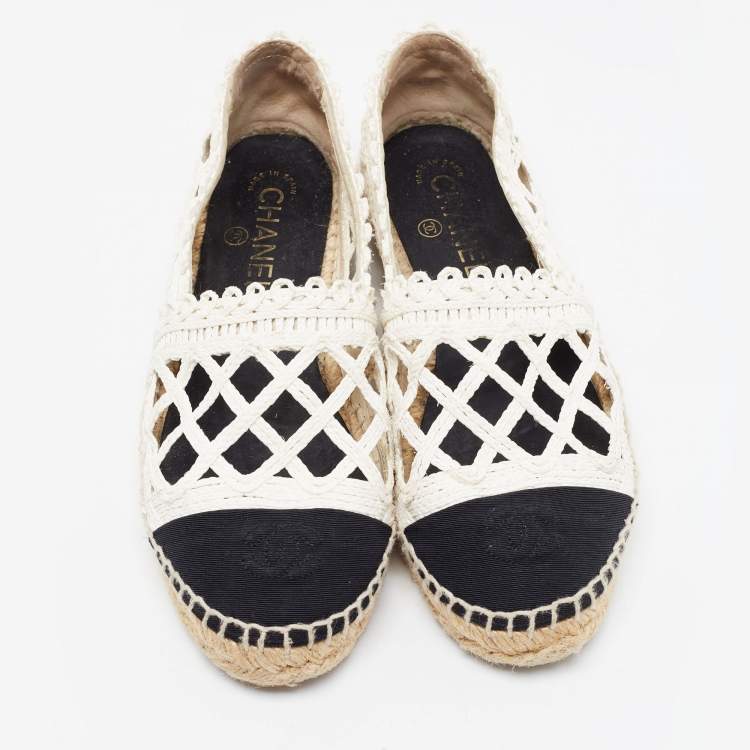 Pre Owned Chanel White/Black Woven Raffia And Grosgrain Fabric Cap Toe CC Espadrille Flat Size 38