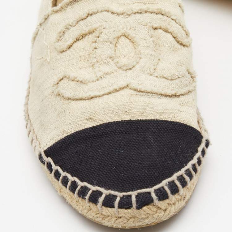 Pre Owned Chanel Cream/Black Canvas CC Espadrille Flats Size 39