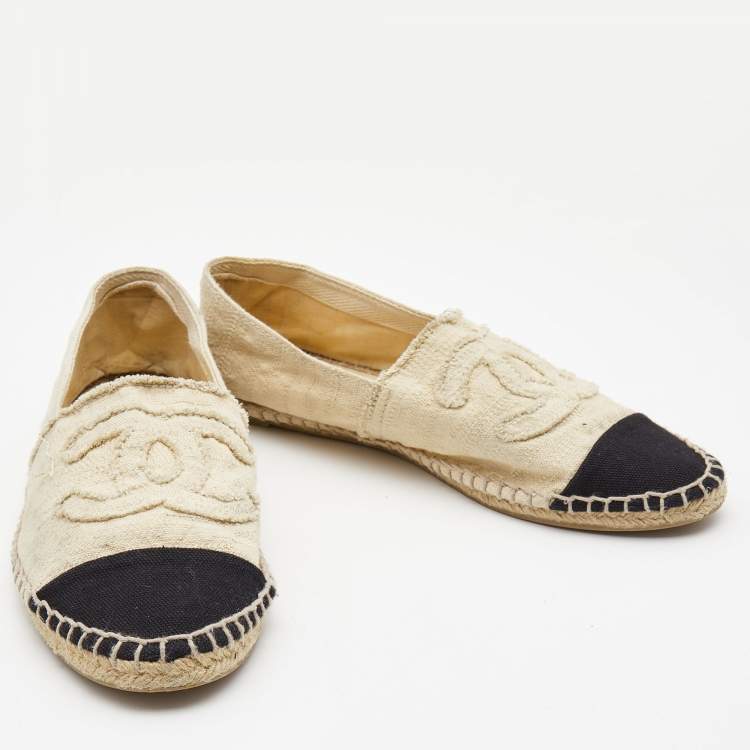 Pre Owned Chanel Cream/Black Canvas CC Espadrille Flats Size 39