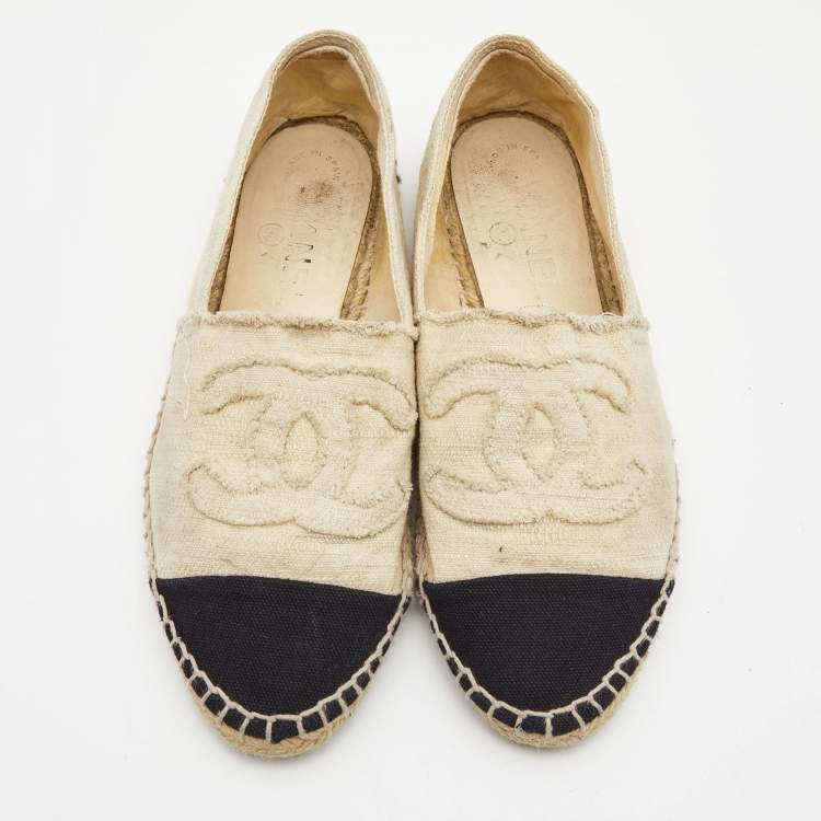 Pre Owned Chanel Cream/Black Canvas CC Espadrille Flats Size 39