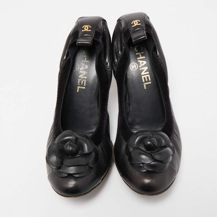 Pre Owned Chanel Black Leather Camelia CC Cap Toe Srunch Pumps Size 38.5