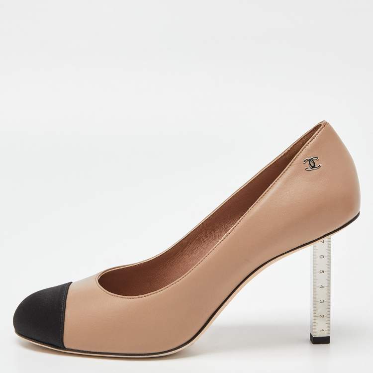 Pre Owned Chanel Beige/Black Leather and Satin Cap Toe CC Pumps Size 38.5