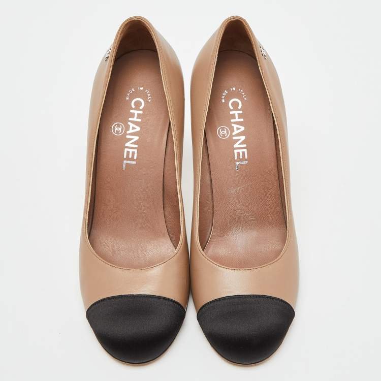 Pre Owned Chanel Beige/Black Leather and Satin Cap Toe CC Pumps Size 38.5
