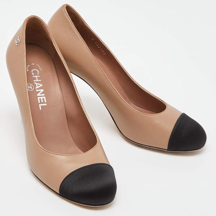 Pre Owned Chanel Beige/Black Leather and Satin Cap Toe CC Pumps Size 38.5