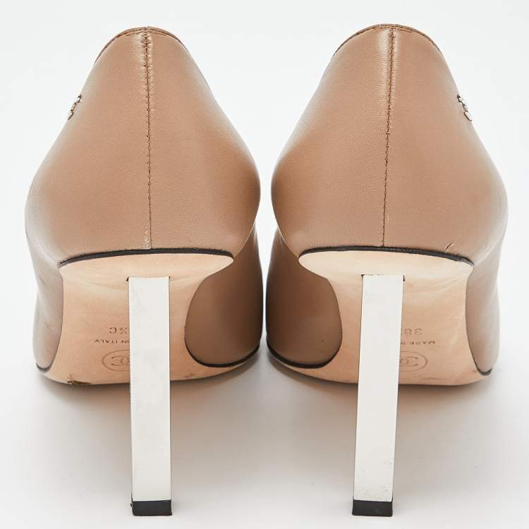Pre Owned Chanel Beige/Black Leather and Satin Cap Toe CC Pumps Size 38.5