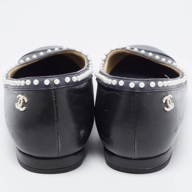 Pre Owned Chanel Black/Navy Blue Leather Pearl Trim CC Ballet Flats Size 38
