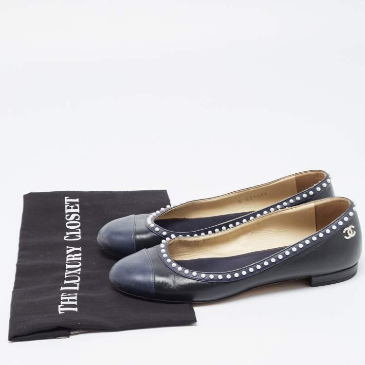 Pre Owned Chanel Black/Navy Blue Leather Pearl Trim CC Ballet Flats Size 38