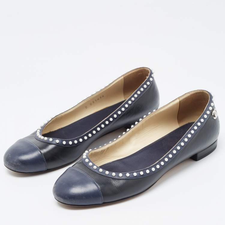 Pre Owned Chanel Black/Navy Blue Leather Pearl Trim CC Ballet Flats Size 38