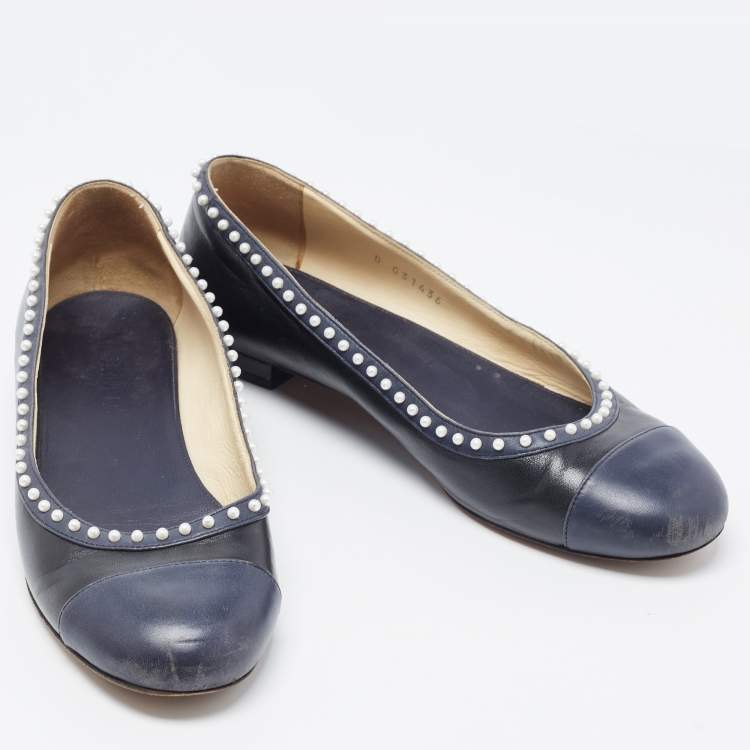 Pre Owned Chanel Black/Navy Blue Leather Pearl Trim CC Ballet Flats Size 38