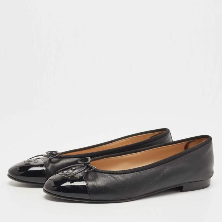 Pre Owned Chanel Black Patent and Leather CC Cap Toe Ballet Flats Size 39.5   