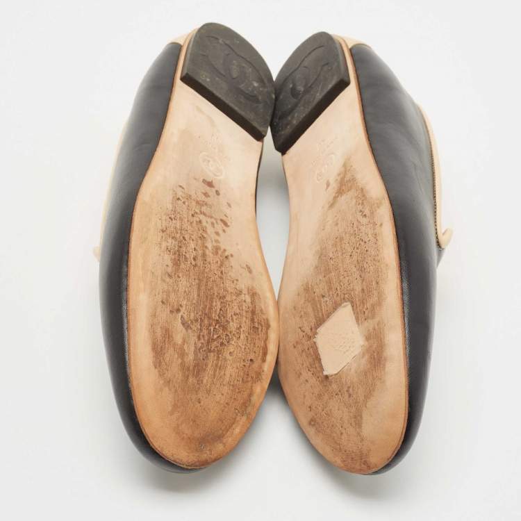 Pre Owned Chanel Black/Cream Leather CC Smoking Slippers Size 40
