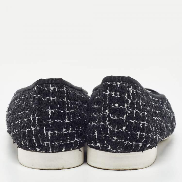 Pre Owned Chanel Black/White Tweed and Patent Leather CC Cap Toe Bow Ballet Flats Size 38.5