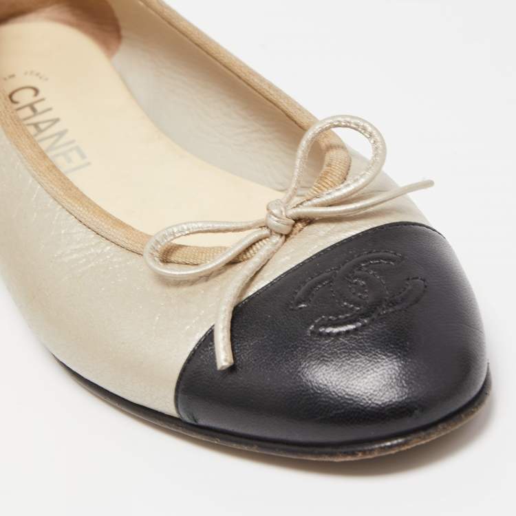 Pre Owned Chanel Grey/Black Leather CC Cap Toe Ballet Flats Size 37.5