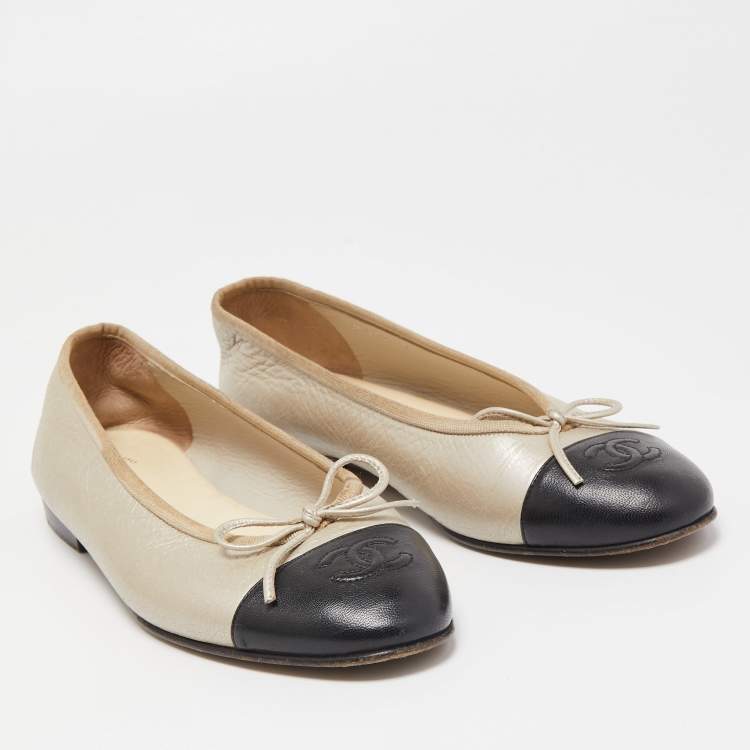 Pre Owned Chanel Grey/Black Leather CC Cap Toe Ballet Flats Size 37.5