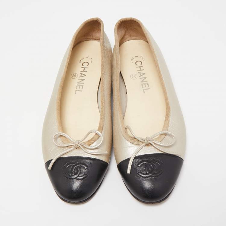 Pre Owned Chanel Grey/Black Leather CC Cap Toe Ballet Flats Size 37.5