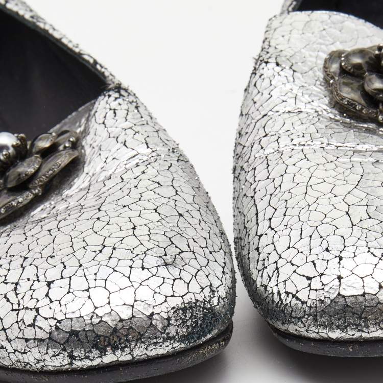 Pre Owned Chanel Silver Crackled Leather Interlocking CC Camelia Smoking Slippers Size 37.5