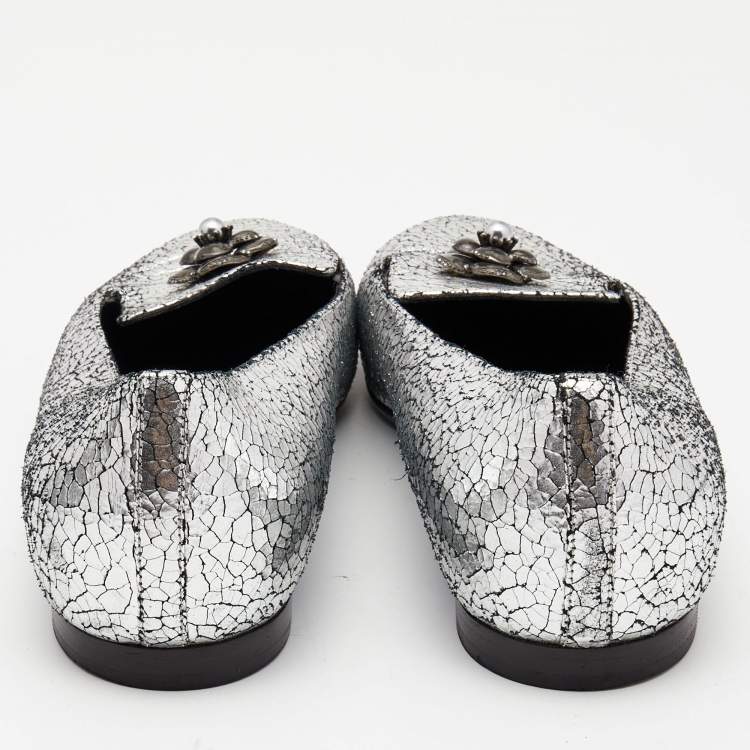 Pre Owned Chanel Silver Crackled Leather Interlocking CC Camelia Smoking Slippers Size 37.5